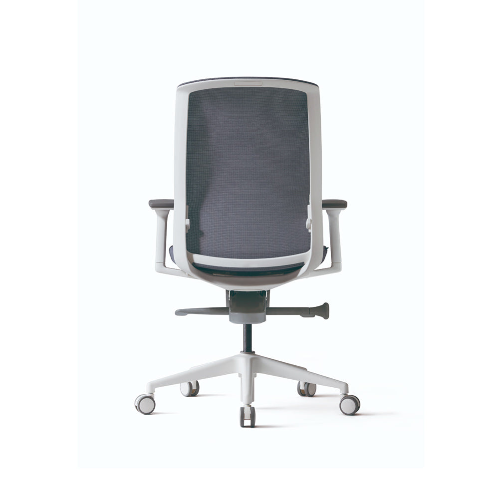 Silla NIMBO con apoyabrazos base blanca